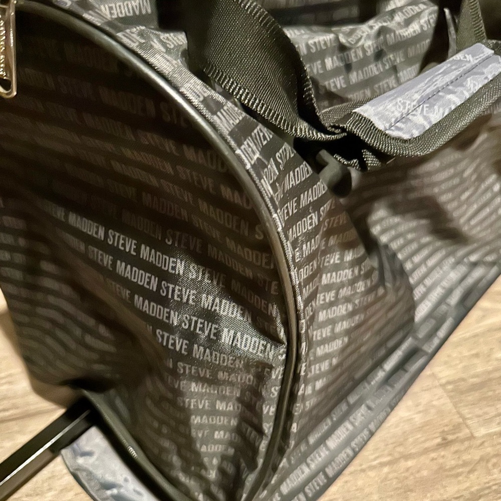 Steve Madden carry all bag with rollers NWT - Picture 6 of 6